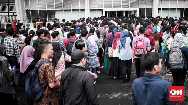 Jakarta spektakuler Job for Career Festival Antrian para pencari lowongan kerja memadati Stadion Gelora Bung Karno (GBK) untuk mengikuti Job Fair BUMN Career Oppurtunity (BCO). Rabu, 28 November 2018. Job Fair bertajuk Jakarta spektakuler