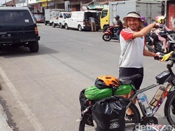 Tiba di Sukabumi, Bule Jerman Ini Keliling Dunia Pakai Sepeda