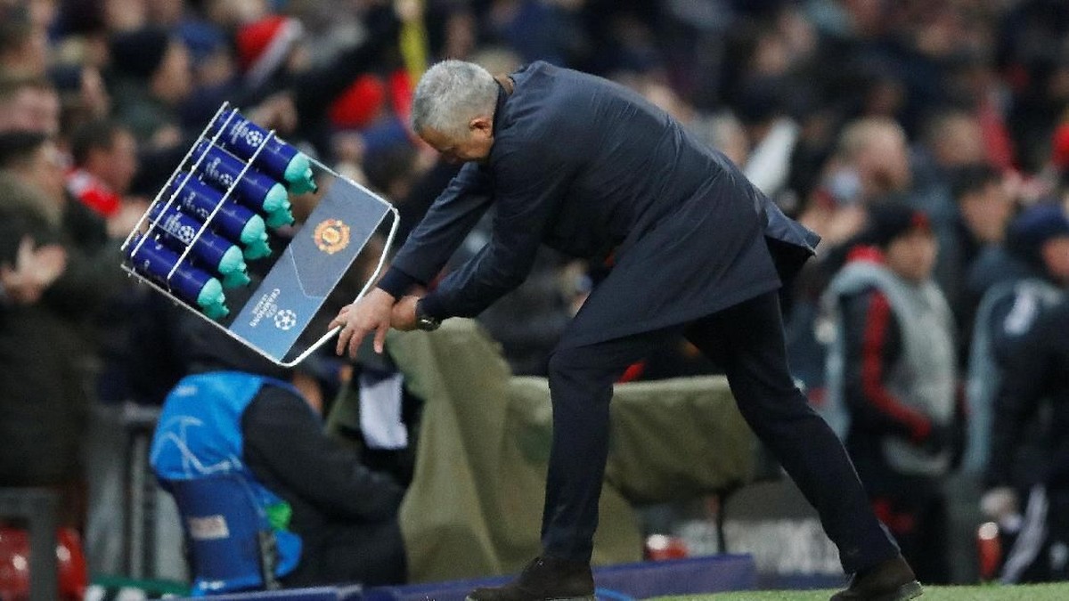Jose Mourinho membanting satu rak botol minum saat MU menang atas Young Boys. (Foto: Reuters/Carl Recine)