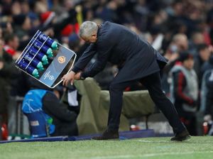 Mourinho Takkan Ditindak Usai Aksi Banting Rak Botol Minum