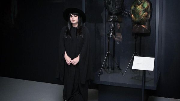 Ini Sosok Wanita Gothic di Balik Makeup Canggih yang Bisa Berubah Warna