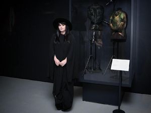 Ini Sosok Wanita Gothic di Balik Makeup Canggih yang Bisa Berubah Warna