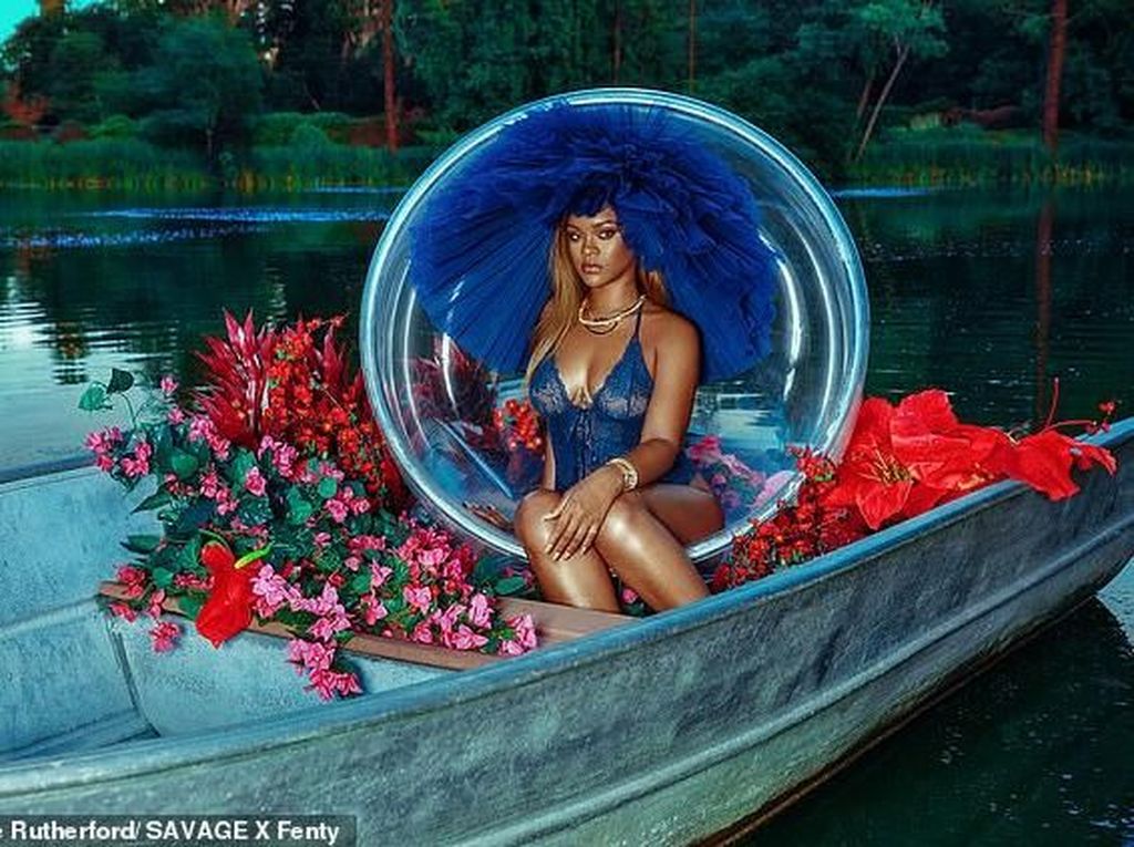 Foto: Promosi Lingerie, Rihanna Seksi Pakai Bodysuit Transparan
