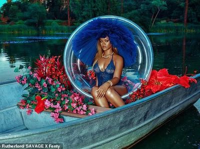 Foto: Promosi Lingerie, Rihanna Seksi Pakai Bodysuit Transparan