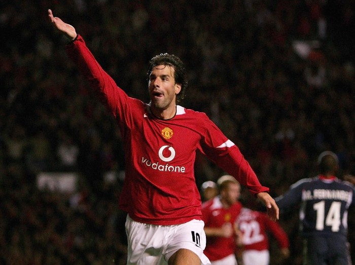 MANCHESTER, UNITED KINGDOM - SEPTEMBER 27:  Goalscorer Ruud van Nistelrooy of Manchester United celebrates during the UEFA Champions League Group D match between Manchester United and Benfica at Old Trafford on September 27, 2005.  (Photo by Alex Livesey/Getty Images)