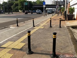 Video: Penutup Gorong-gorong Pedestrian di Jaktim Ambles gegara Truk Parkir