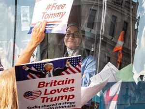 Viral, Supir Berhijab di London Tetap Tersenyum Saat Diserang Demonstran Viral, Supir Berhijab di London Tetap Tersenyum Saat Diserang Demonstran