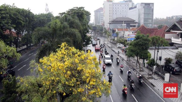 Kondisi lalu lintas di salah satu jalan di Surabaya.