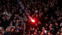 Akibat bentrokan ini, dikabarkan ada 11 suporter yang terluka dan langsung dilarikan ke rumah sakit. (Costas Baltas/RUETERS)