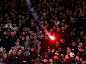 Nyalakan Kembang Api di Depan Hotel Madrid, Empat Fans Ajax Ditangkap