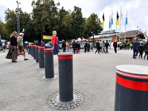 Begini Penampakan Bollards di Berbagai Negara Begini Penampakan Bollards di Berbagai Negara