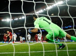 Pelanggaran terhadap Sadio Mane membuat wasit menunjuk titik putih bagi Liverpool. James Milner menuntaskan pekerjaannya dengan menaklukkan Gianluigi Buffon dari titik penalti di penghujung babak pertama. Foto: Reuters