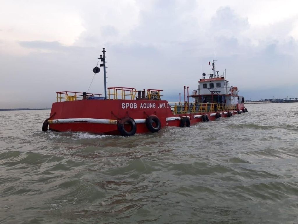 Kapal Angkut 300 Ton Solar Diamankan di Perairan Surabaya