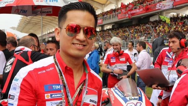 Foto: Gaya Duda Tajir Malaysia yang Fotonya Disukai Luna Maya