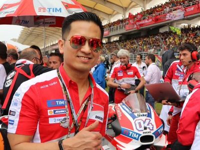 Foto: Gaya Duda Tajir Malaysia yang Fotonya Disukai Luna Maya