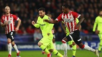 Messi mencetak gol cantik setelah mengecoh sejumlah pemain belakang PSV Eindhoven. Dean Mouhtaropoulos/Getty Images.