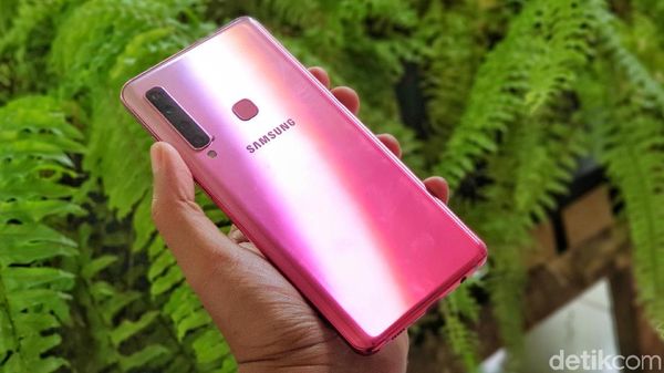 Unboxing Galaxy A9, Ponsel Empat Kamera Pertama di Dunia