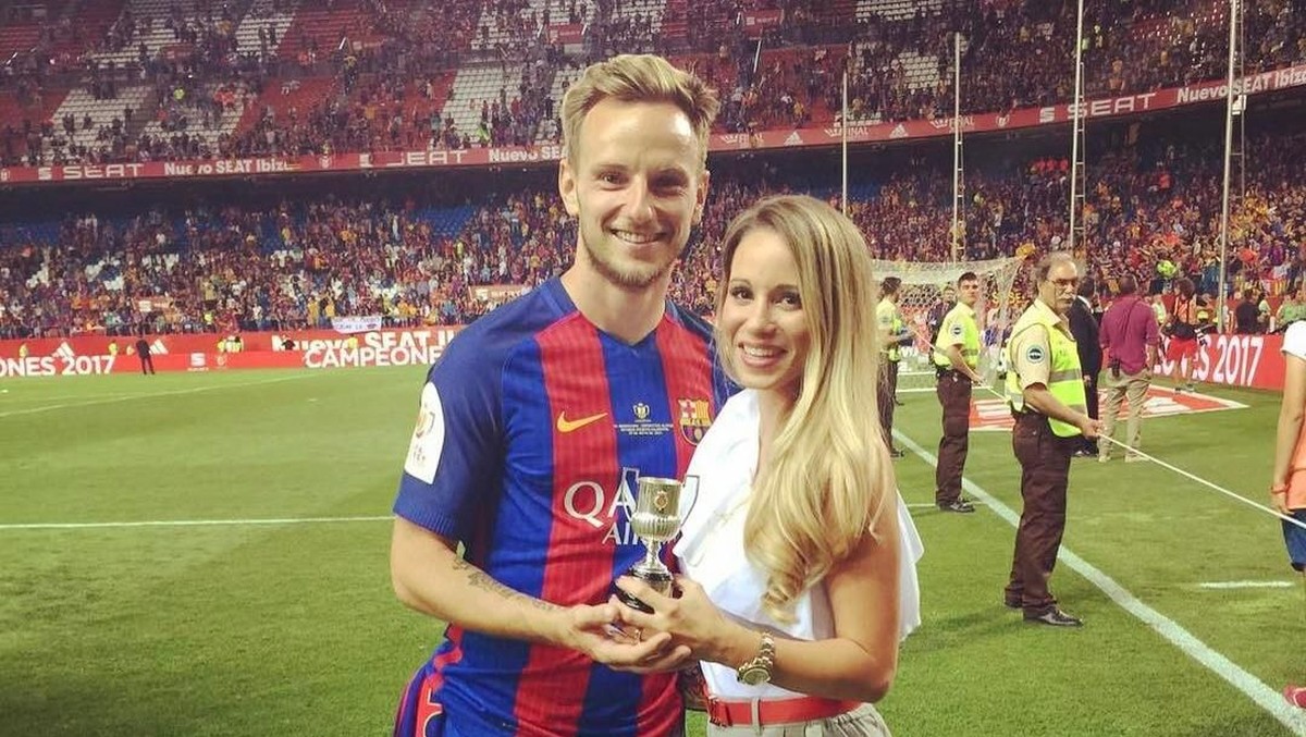 Ivan Rakitic menunggu kontrak baru dari Barcelona (Instagram @raquel_mauri)