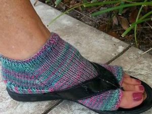 Ada Kaus Kaki Untuk Pakai Sandal Jepit Seharga Rp 350 Ribu, Minat Beli?