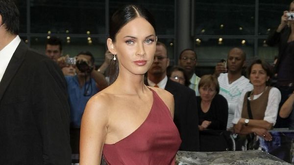 Pisah dengan Suami, Megan Fox Mesra sama Mobil