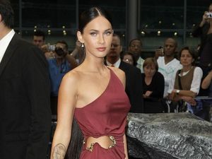 Pisah dengan Suami, Megan Fox Mesra sama Mobil