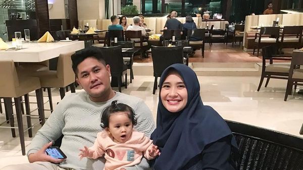 Makin Cantik Berhijab, Ini Momen Ryana Dea Kulineran Bareng Keluarga