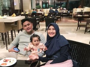 Makin Cantik Berhijab, Ini Momen Ryana Dea Kulineran Bareng Keluarga