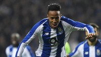 Eder Militao mencetak satu gol saat FC Porto kalah 1-4 dari Liverpool. Bek 21 tahun itu juga bikin dua tekel sukses. (Foto: Octavio Passos/Getty Images)