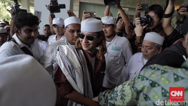 Habib Bahar Bin Smith tiba di Hotel Grand Cempaka untuk menghadiri acara Itjima Ulama 2, Jakarta (16/9). CNN Indonesia