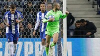 Schalke juga lolos ke babak 16 besar meski kalah dari Porto. Mereka melaju sebagai runner-up. Foto: Miguel Vidal/Reuters