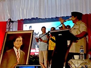 Ketemu Relawan di Yogya, Prabowo Dapat Hadiah Lukisan