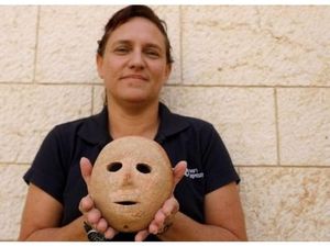 Israel Pamerkan Topeng Langka Berusia 9.000 Tahun dari Tepi Barat