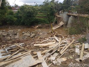 Jembatan Darurat Antarkecamatan Ambrol Diterjang Lahar Hujan Bromo