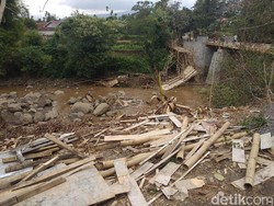 Jembatan Darurat Antarkecamatan Ambrol Diterjang Lahar Hujan Bromo