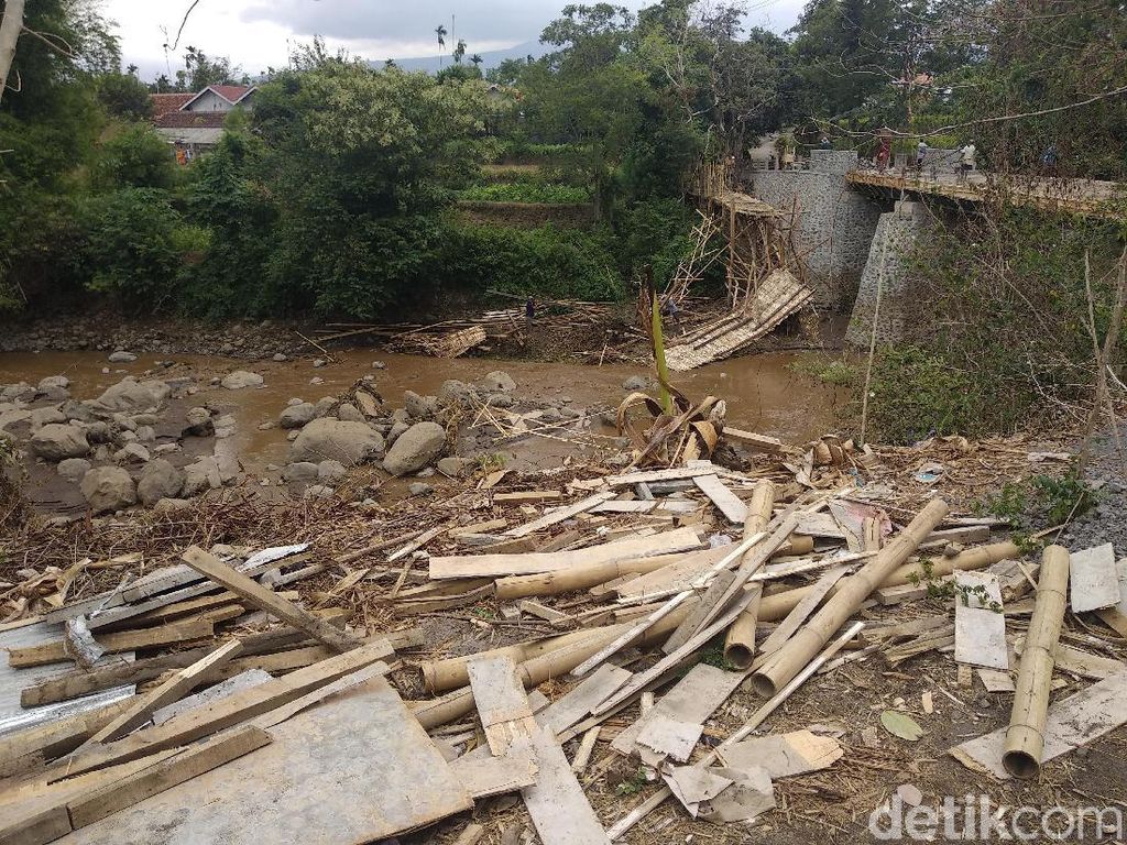 Jembatan Darurat Antarkecamatan Ambrol Diterjang Lahar Hujan Bromo Jembatan Darurat Antarkecamatan Ambrol Diterjang Lahar Hujan Bromo