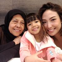 Ayu Dewi dan mendiang ibunya