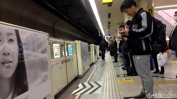 Tertibnya Antrean Orang Jepang di Stasiun yang Manjakan Mata