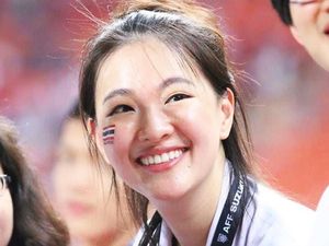 Foto: Gaya Liburan Dokter Timnas Thailand yang Cantiknya Viral