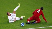 Seringnya Neymar dan pemain PSG lain jatuh, disebut Juergen Klopp berhasil merusak ritme permainan Liverpool. (REUTERS/Charles Platiau)