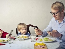 Di Resto Ini, Anak-anak Bisa Makan Gratis Asal Orangtua Titipkan HP