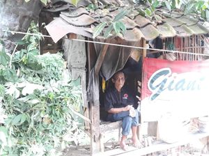 Cerita Pak Bunah, Puluhan Tahun Tinggali Gubuk Reyot di Cilegon