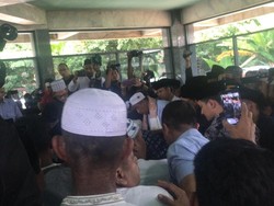 Zumi Zola Hadiri Pemakaman Ayahnya Zulkifli Nurdin