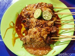 Nikmatnya Sate dan Sop Kambing Legendaris di Kampung Melayu