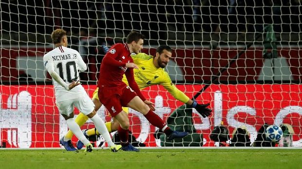 Neymar menambah keunggulan untuk PSG di babak pertama.