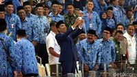 Hadiri HUT Korpri, Jokowi Selfie dengan ASN