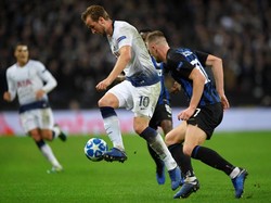 Tottenham di posisi kedua dengan poin yang sama, namun unggul head to head. Barca di puncak klasemen dengan 13 poin. Toby Melville/Reuters.