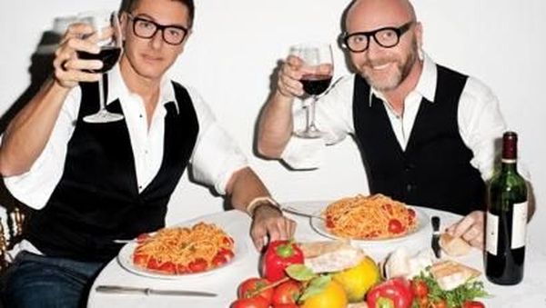 Dolce & Gabbana Diprotes Warga China, Begini Pose Stefano Gabbana Saat Makan Pasta