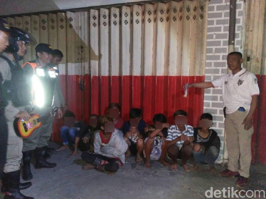 Satpol PP Surabaya Tangkap Basah 10 Anak Sedang Ngelem Satpol PP Surabaya Tangkap Basah 10 Anak Sedang Ngelem