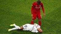 Neymar mengerang kesakitan sementara Georginio Wijnaldum mengamatinya dari dekat (REUTERS/Charles Platiau)