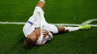 Salah satu dari beberapa momen Neymar jatuh di lapangan dan mengerang kesakitan sambil memegang wajahnya (Reuters/Andrew Boyers)